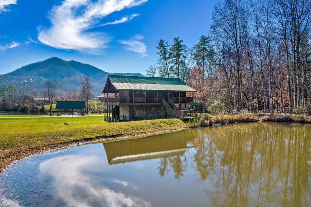 Spectacular Mtns Views With Private Hot Tub With Pool Table And Private Pond Vila Sevierville Exterior foto