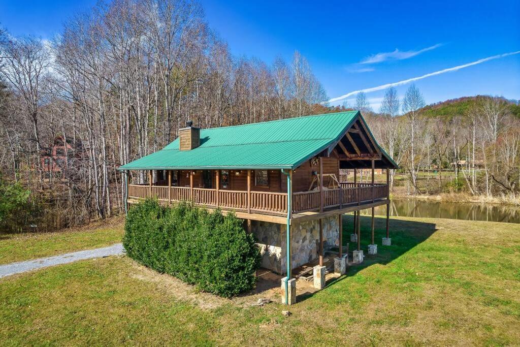 Spectacular Mtns Views With Private Hot Tub With Pool Table And Private Pond Vila Sevierville Exterior foto