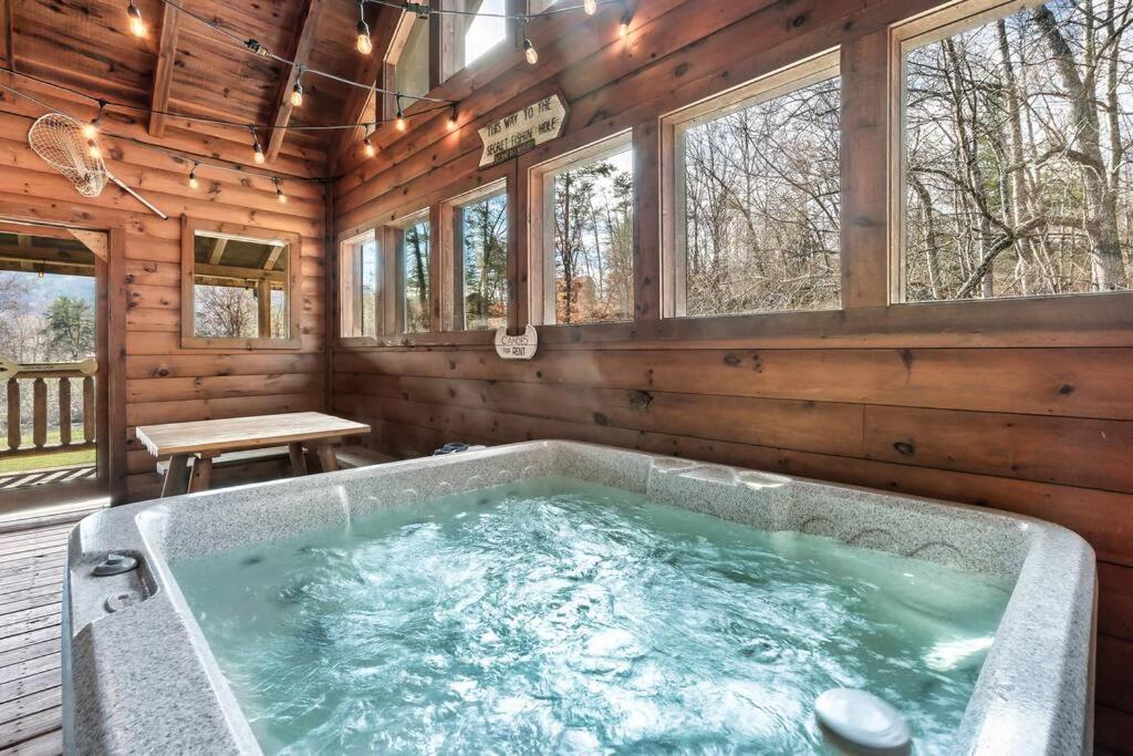 Spectacular Mtns Views With Private Hot Tub With Pool Table And Private Pond Vila Sevierville Exterior foto