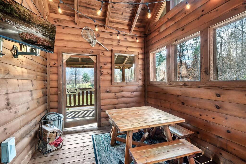 Spectacular Mtns Views With Private Hot Tub With Pool Table And Private Pond Vila Sevierville Exterior foto