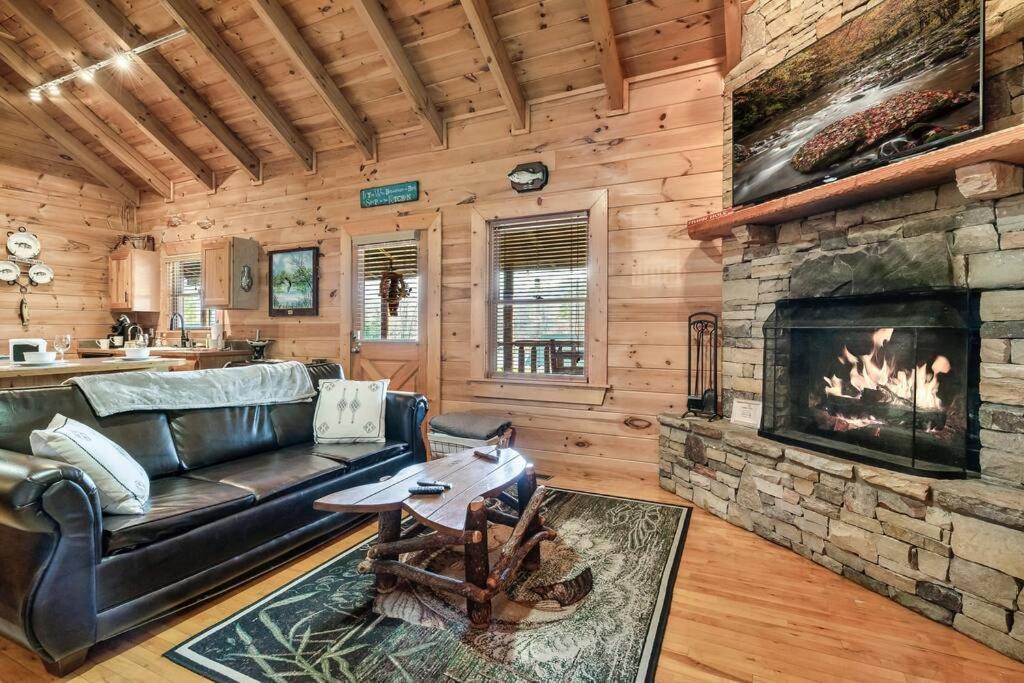 Spectacular Mtns Views With Private Hot Tub With Pool Table And Private Pond Vila Sevierville Exterior foto